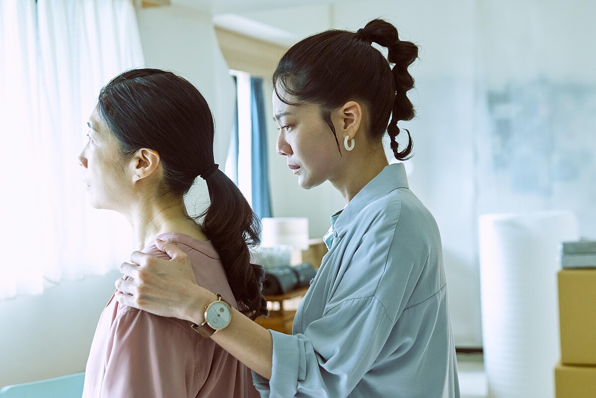 《無神之地不下雨》黃嘉千（左）對戲曾之喬，稱讚她是很棒也很成熟的演員