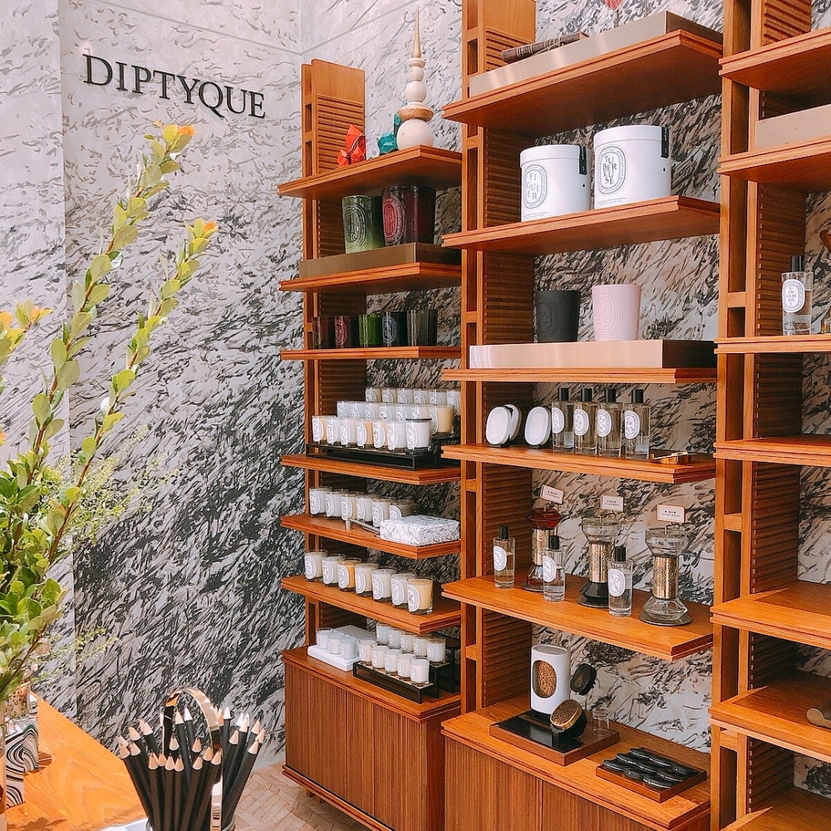 diptyque 台北新光三越信義新天地A9形象店牆面設計圖案來自創辦人手稿。