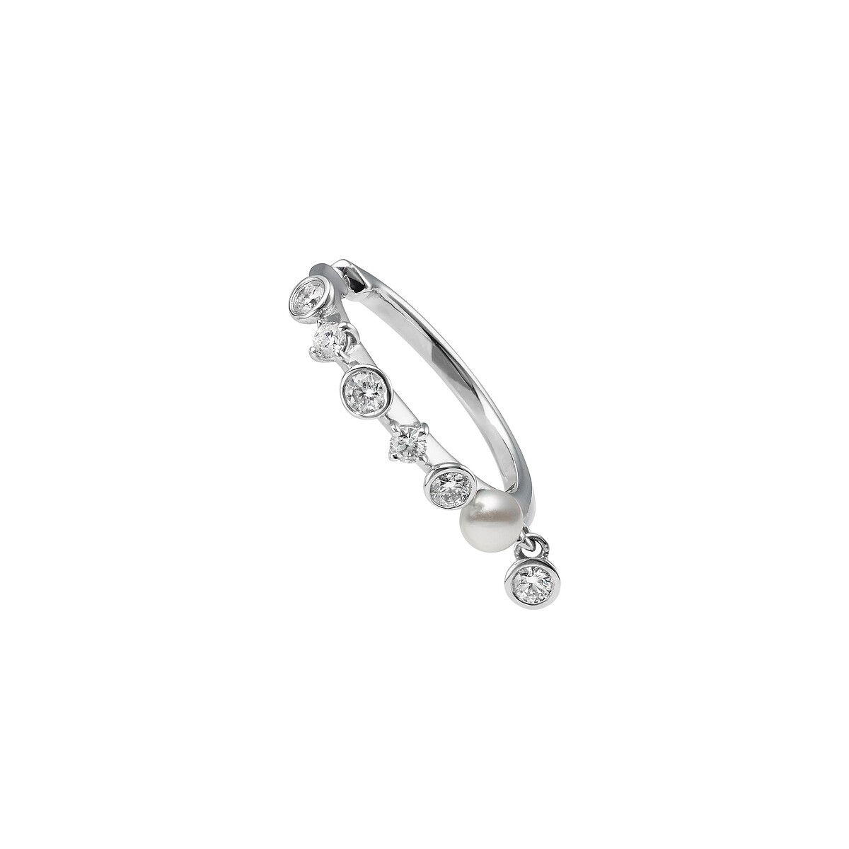 Mikimoto Dinner Ring系列珍珠鑽石耳骨夾 18K白金鑲嵌鑽石約0.15ct，搭配日本Akoya珍珠(尺寸約3.00mm)，參考價格NT$ 42,000 *台北101旗艦店搶先上市*