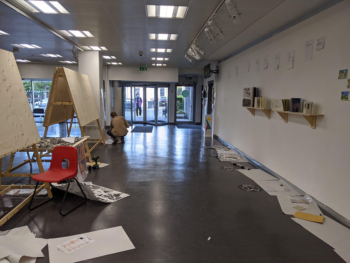 一日佈展任務,邀請函、證書、海報、展覽資訊卡,也在當天產出。