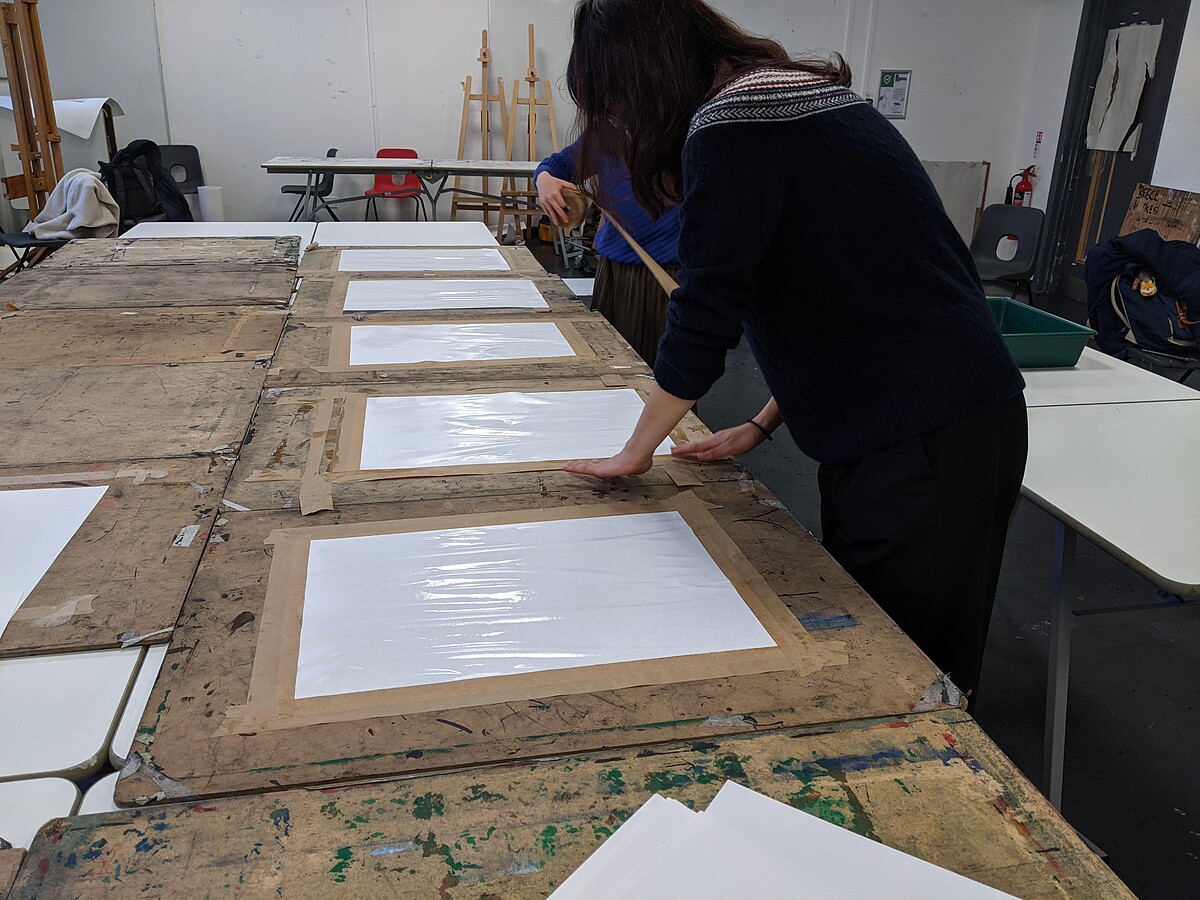 帶著學妹們一起幫學生裱紙(一般畫水彩前的準備)。