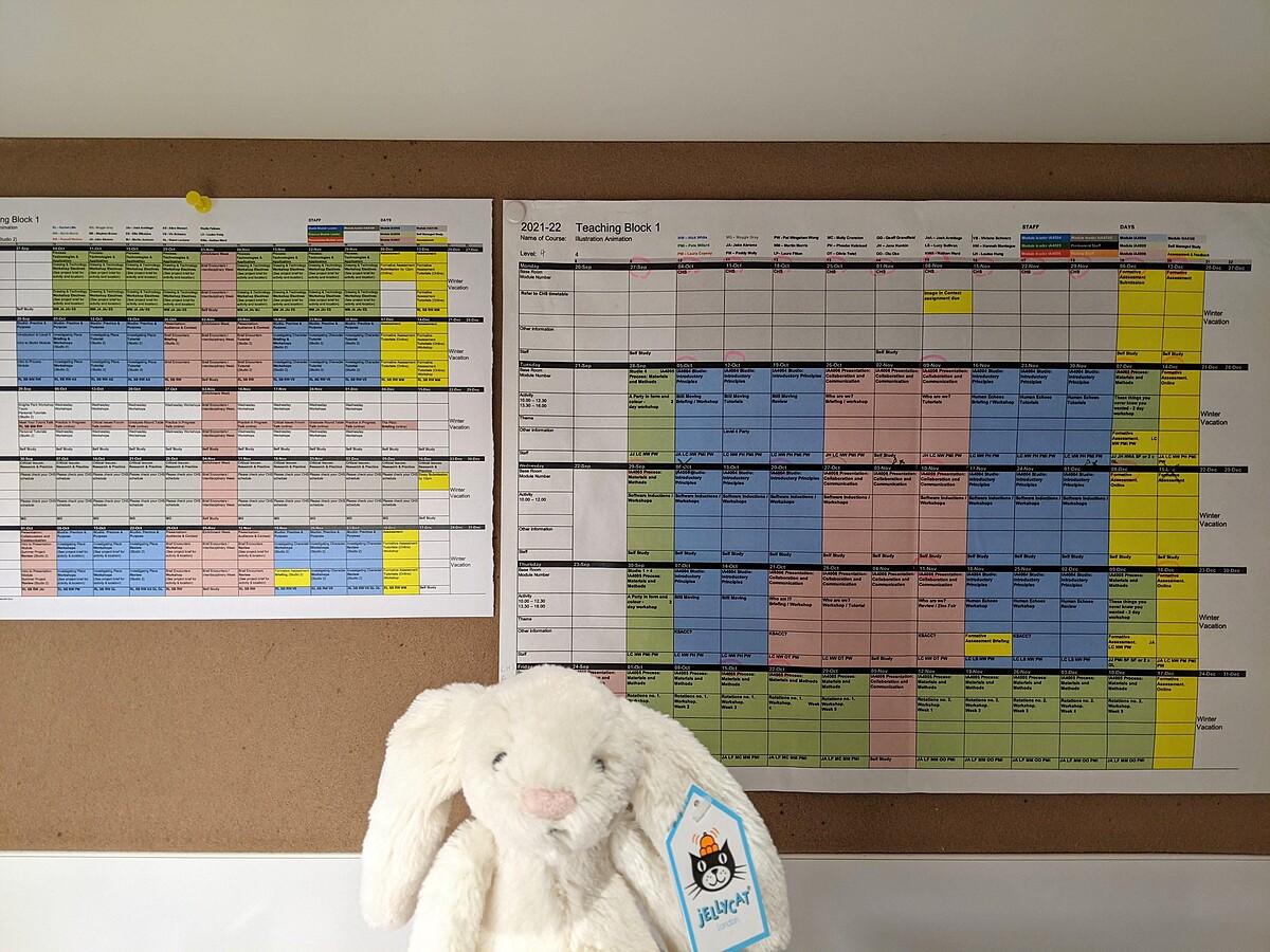 我的書桌前貼滿了系上不同年級的課表。