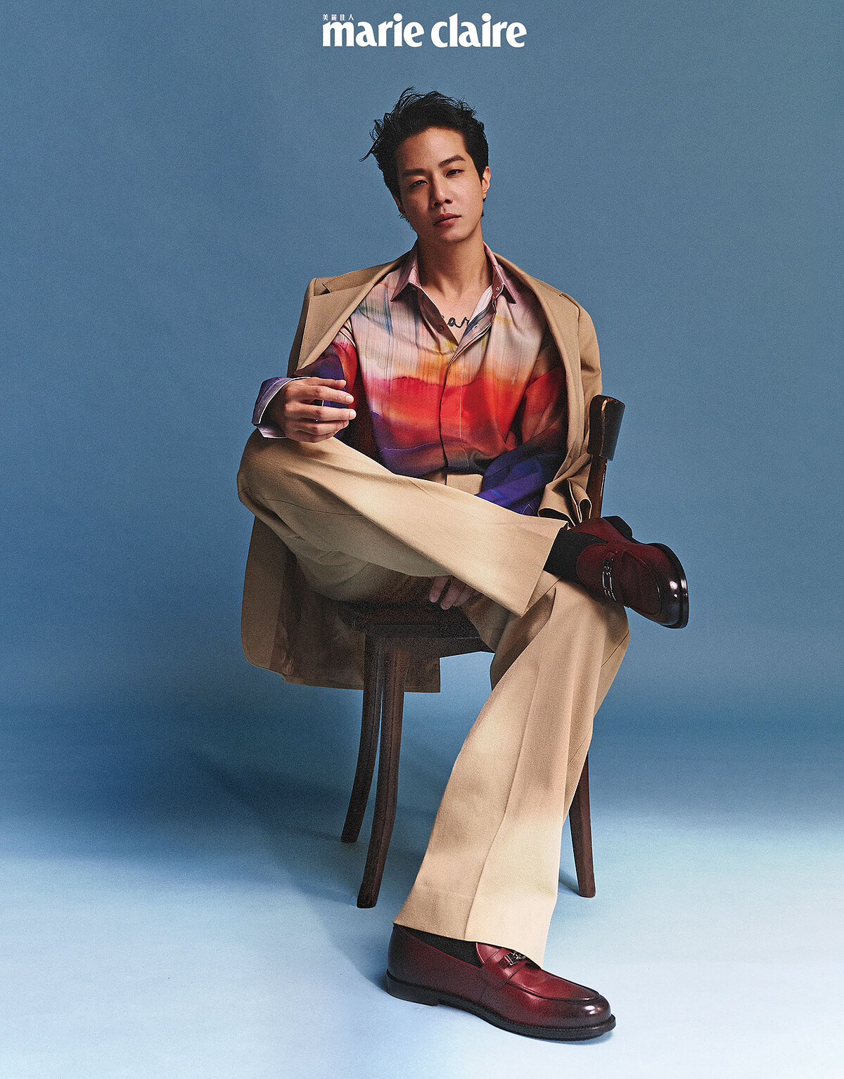 彩色襯衫，Berluti；駝色西裝外套、西裝褲，both by Sandro；咖啡色樂福鞋，Bally。