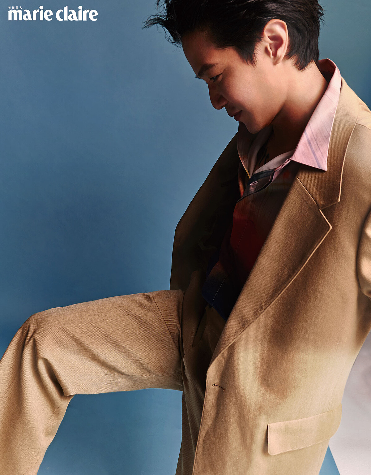 彩色襯衫，Berluti；駝色西裝外套、西裝褲，both by Sandro。