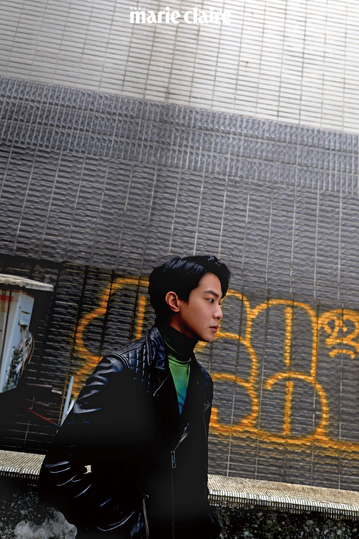 皮夾克，AllSaints；彩色高領針織衫，Berluti。