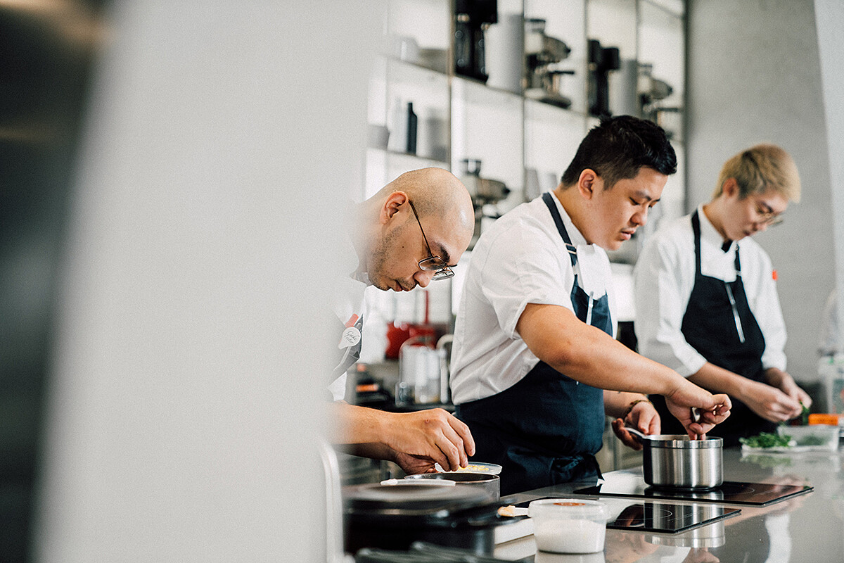 小廖（Chef）與Hank（Sous-chef）兩位運用了自身的料理經驗，結合台灣在地原生食材創作的靡麗精粹料理。