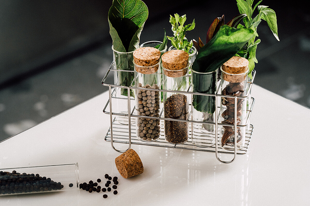 餐桌上有此次入菜香料。