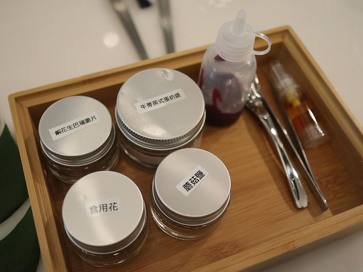 附上妝點的佐料，可體驗參與創作盤飾的過程。