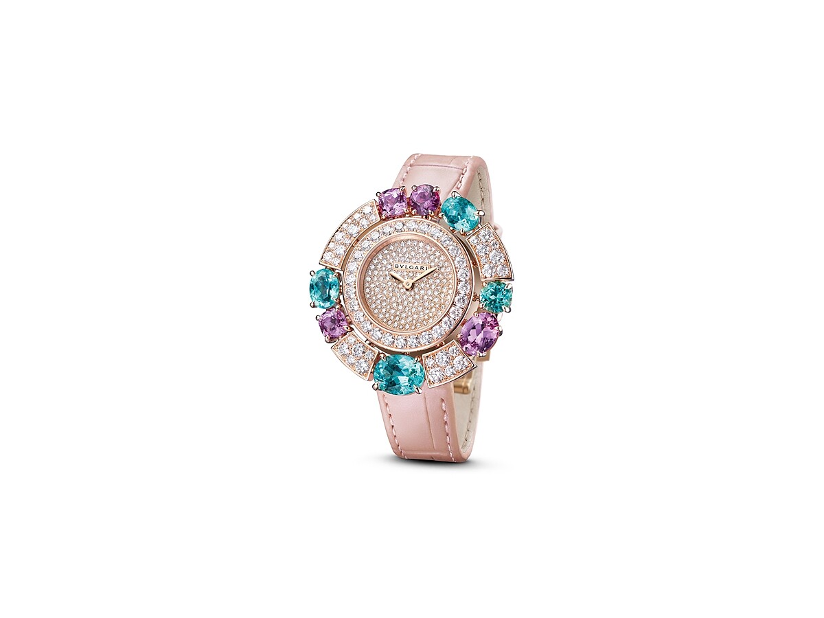 BVLGARI ALLEGRA系列黃K金彩寶腕錶 寶格麗專屬石英機芯，小時與分鐘顯示，防水深度30公尺。 錶徑36 MM，黃K金錶殼，鑲嵌240顆密鑲鑽石(總重約3.23克拉)、4顆帕拉伊巴碧璽(總重約4.7克拉)、2顆粉紅剛玉(總重約2.9克拉)與2顆紫色剛玉((總重約1.20克拉)。 粉色珠光鱷魚皮錶帶，搭配黃K金蝴蝶錶扣。 參考售價：約新台幣5,296,000元