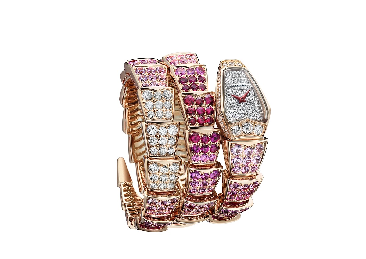 BVLGARI SERPENTI VIPER RED COLOR WAVE彩寶腕錶 寶格麗專屬石英機芯；刻有BVLGARI LOGO；小時與分鐘顯示；防水深度30公尺。 錶徑26 MM，玫瑰金弧形錶殼與錶帶，鑲嵌 163 顆顏色由深至淺的圓形明亮切割粉紅剛玉(總重約 13.8 克拉)，66 顆圓形明亮切割紅寶石(總重約 8.83 克拉)和 358 顆圓形明亮切割鑽石(總重約 7.6 克拉)。玫瑰金錶盤密鑲圓形明亮切割鑽石。 參考售價：約新台幣4,442,000元