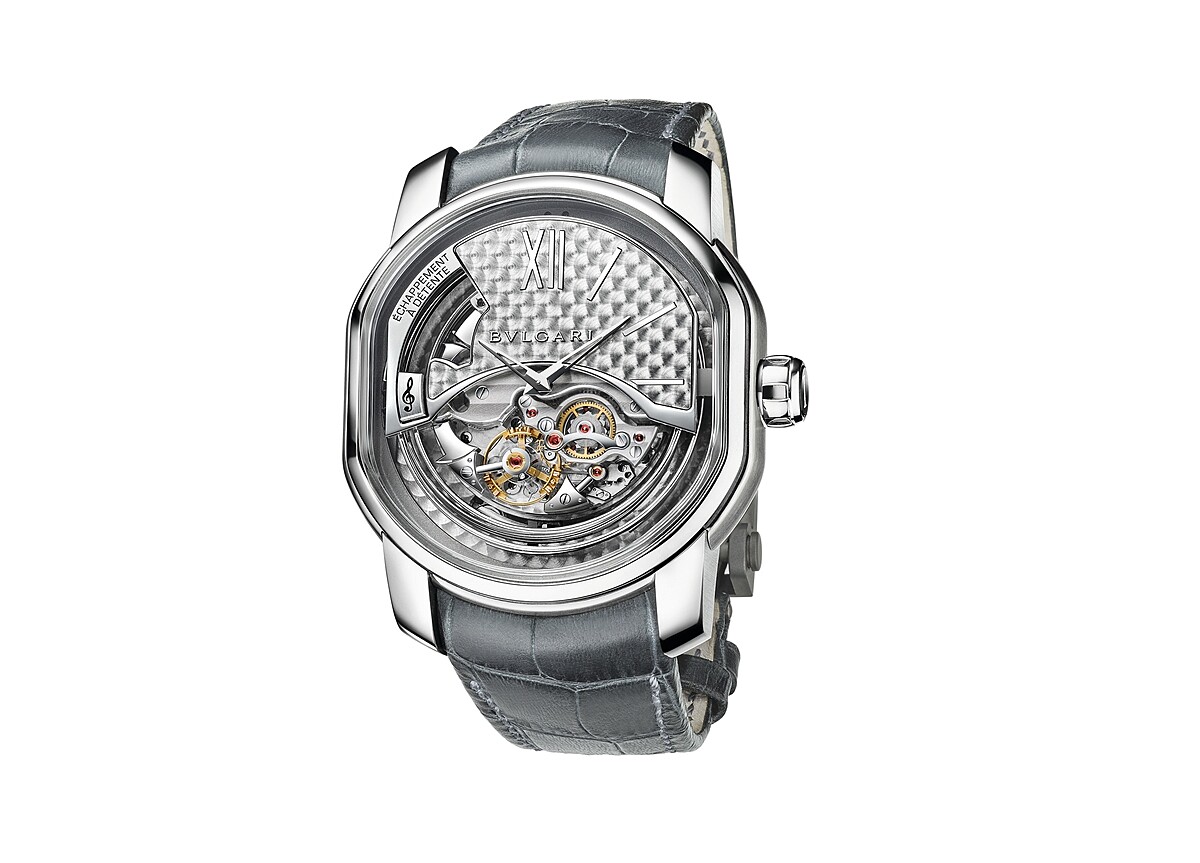 BVLGARI L&rsquo;AMMIRAGLIO DEL TEMPO海上雄鷹四鎚三問報時複雜腕錶 鈦金屬款 寶格麗自製手動上鍊機芯DR 7301，三問機制、西敏寺鐘聲報時、衝擊式天文台擒縱機構、四鎚四簧、恆定動力裝置、筒狀游絲、三個防震系統；機芯直徑36.8MM，厚度9.37MM；機芯以手工裝飾日內瓦波紋以及魚鱗紋，56 顆寶石數；振頻每小時14&rsquo;400(2 Hz)，動力儲存48小時，防水深度30公尺。 錶徑50MM，鈦金屬錶殼，鉭鈦金屬錶冠，鍍銠白金，灰色霧漆面錶盤，鏤空部分展現機芯運作。 灰色鱷魚皮錶帶，搭配鈦金屬摺疊式錶扣 參考售價：約新台幣11,000,000元 (全球限量10只)