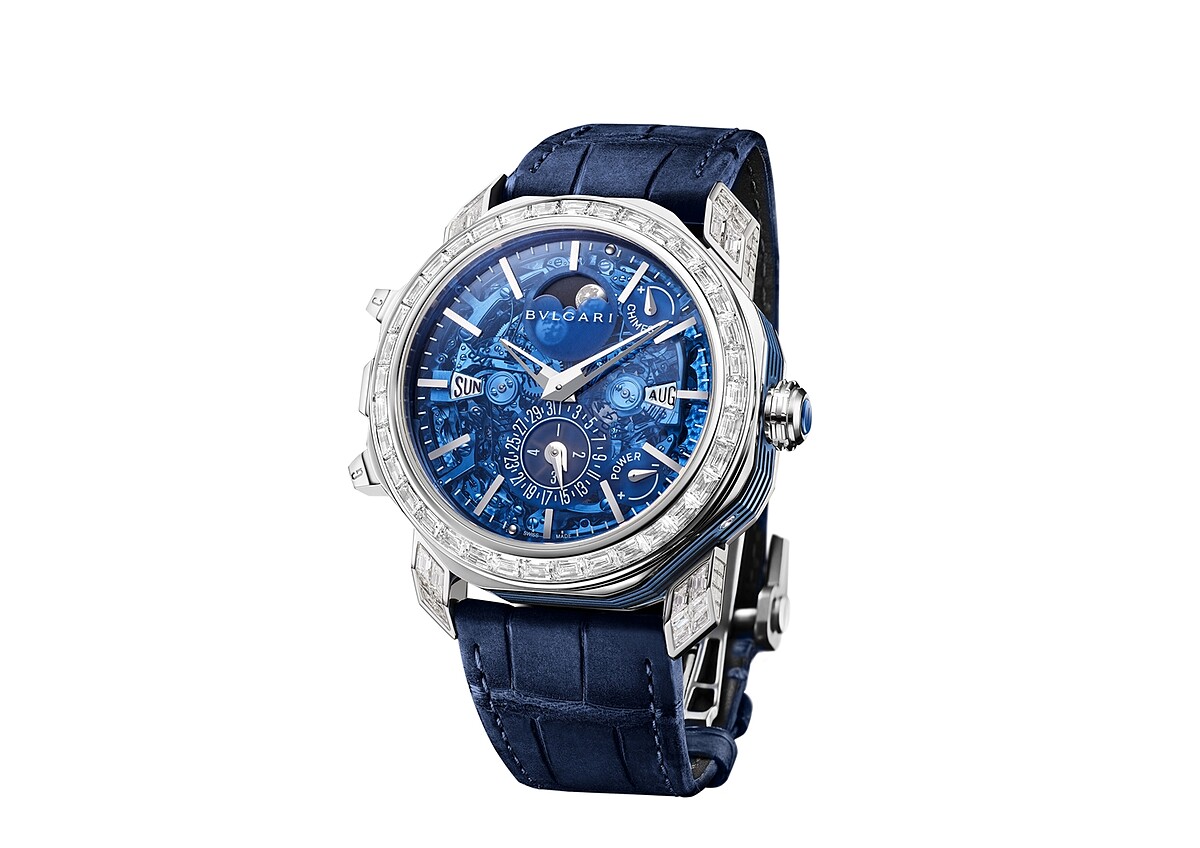 BVLGARI OCTO ROMA GRANDE SONNRIE 大自鳴月相萬年曆腕錶 自動上鍊機械機芯BVL980 Calibre，厚度5MM搭載大、小自鳴、四鎚三問報時(西敏寺鐘聲)、陀飛輪、萬年曆、月相功能，動力儲存48小時，大自鳴動力儲存24小時，小自鳴動力儲存28小時，，振頻 21&rsquo;600 Vph (3Hz)，防水深度30公尺。 錶徑44 MM，白K金錶殼，藍色PVD塗層鈦金屬中間錶殼，藍寶石水晶錶盤，錶圈鑲嵌123顆長方形切割鑽石(總重約7.83克拉) 藍色鱷魚皮錶帶，搭配白K金三片式摺疊錶扣。 參考售價：約新台幣31,590,000元 (全球限量8只)