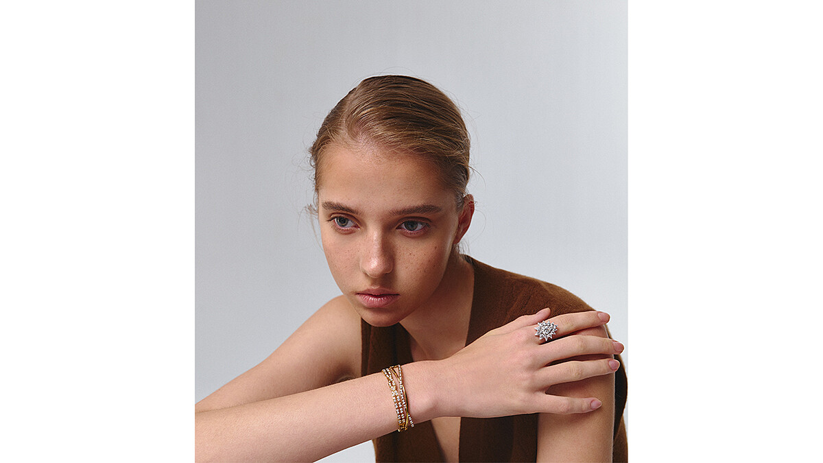 Aerial Teardrop Halo白K金鑽石戒指 主鑽約1.5ct、Lorelei Floral Twist黃K金鑽石手環、Lorelei Floral Diamond Twist黃K金鑽石手環。 