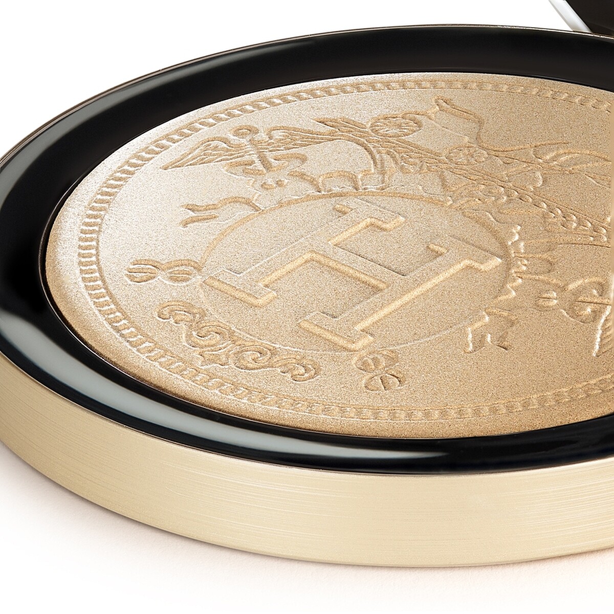 HERMÈS 2021限量POUDRE D&rsquo;ORFÈVRE亮眼煥顏金光粉餅，粉餅表面壓印了愛馬仕藏書章標誌。