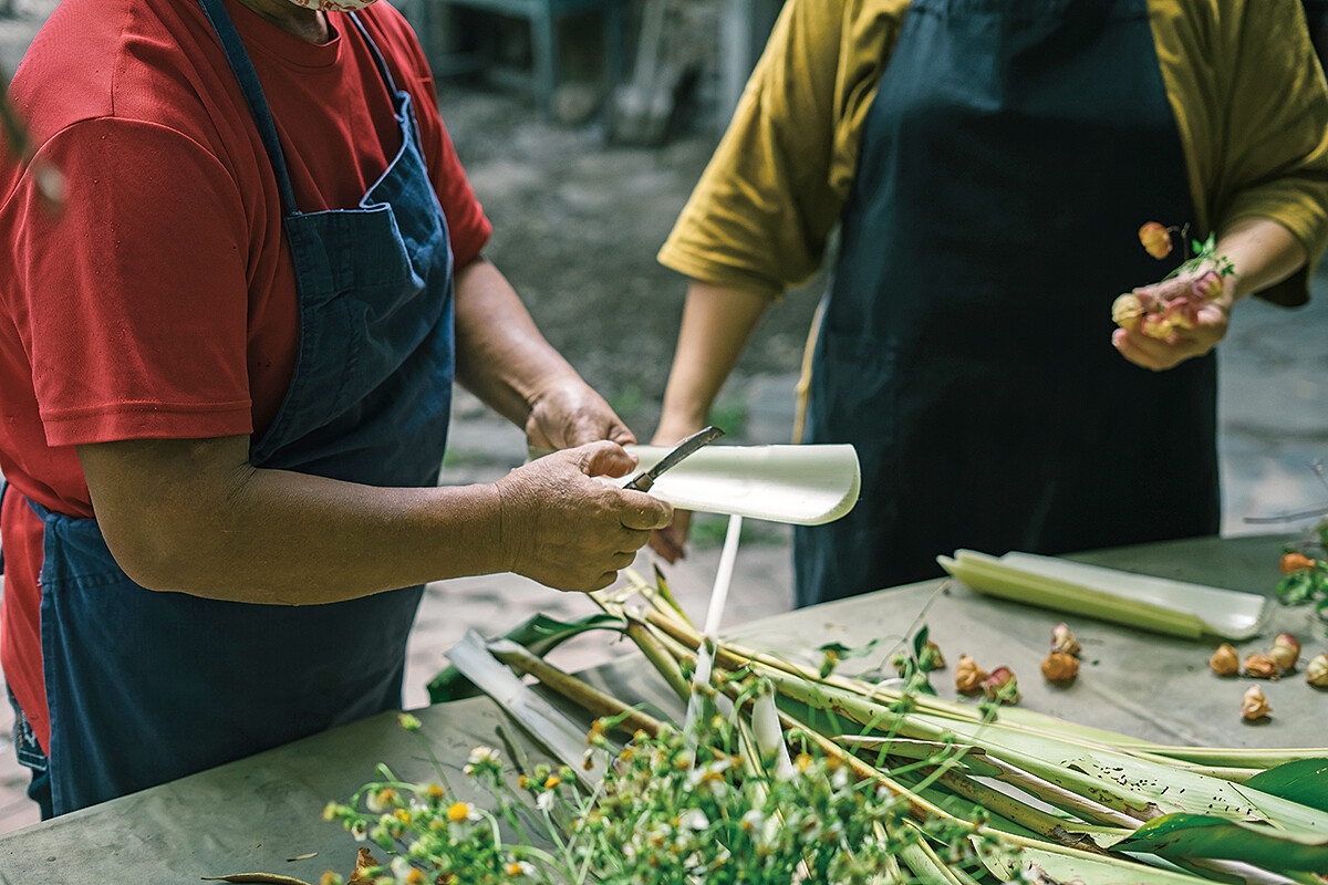 餐點擺盤也使用大量植物盤飾，為了裝盛荖葉起士蛋糕，Lily 隨手砍下芭蕉葉樹身梗，修剪後就是適合的容器。