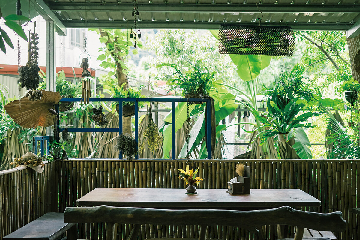 達瓦娜家園區屬半開放空間，以自然的素材裝飾整個建築物，原始又隨性。