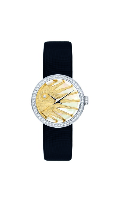 LA D DE DIOR ROSE CELESTE 25 mm石英機芯 精鋼、鑽石、珍珠母貝 (珍珠母貝壓印與鏤刻金屬太陽鑲嵌單顆鑽石) 參考價格 NTD208,000