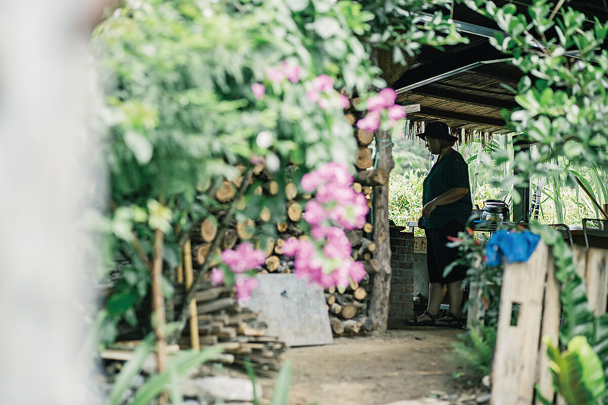 Ibu為推廣布農文化身兼多職，有時是廚師，還有學得一手編織好技藝，未來更計畫將過去布農族傳統飲食做完整紀錄。