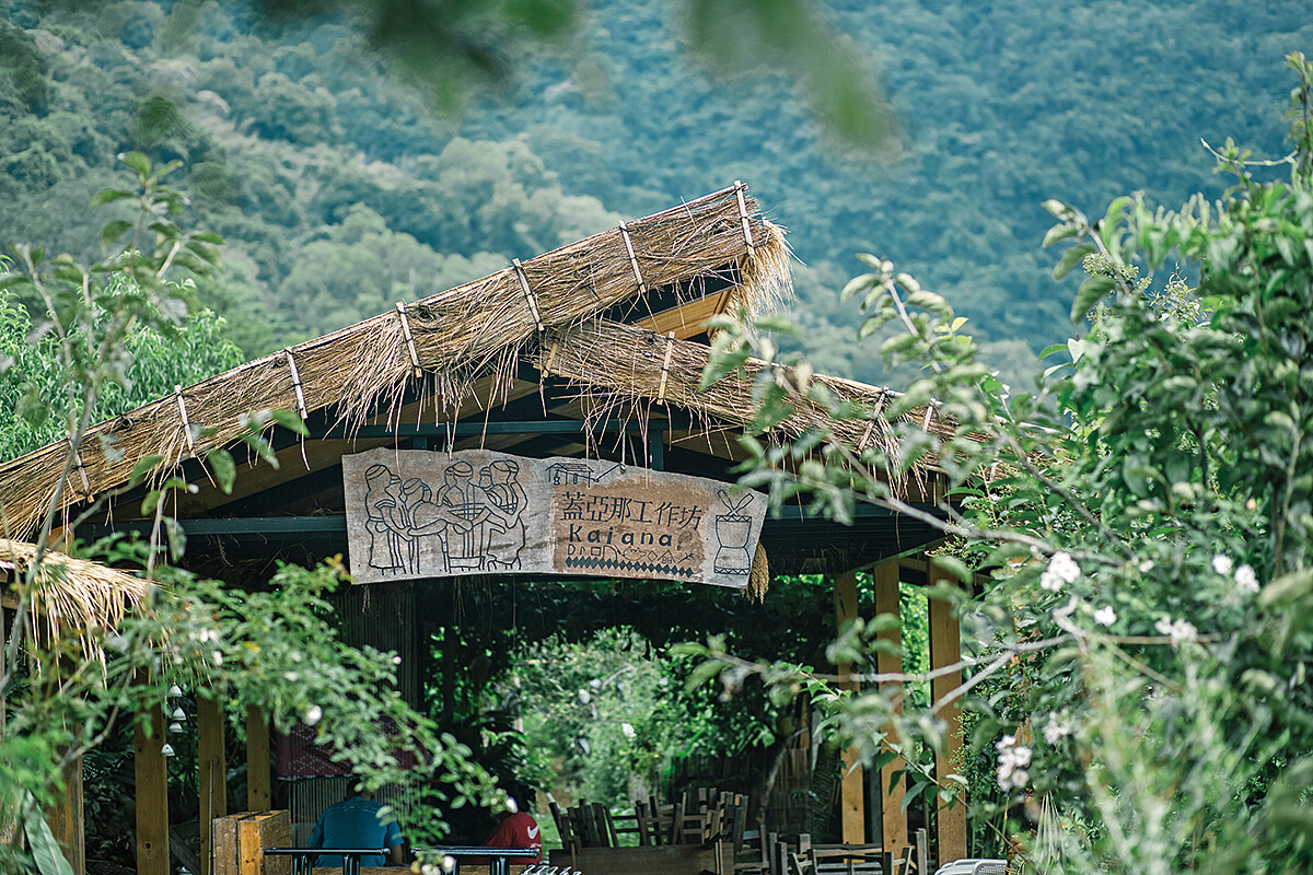蓋亞那工作坊位於紅藜田中央，五月時更是有因應而生的「母親我愛藜市集」，市集現場因為藜成熟會轉色變紅，整片紅藜田呈現一片紅色美不勝收。