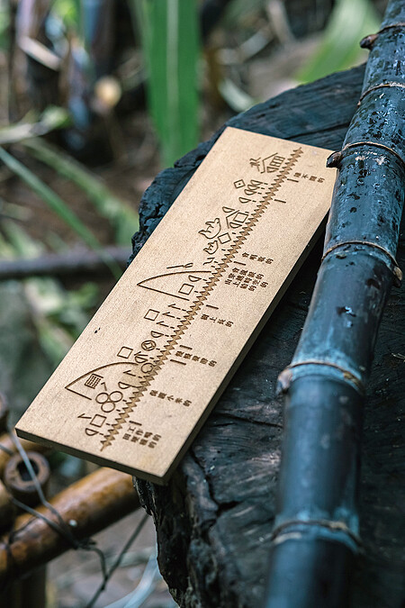 蓋亞那的菜單是一只淺色的木片，上面刻繪了布農族的傳統年曆，Ibu特意安排每個時程與餐點相互呼應，例如豐收祭的菜色就是烤乳豬大餐。