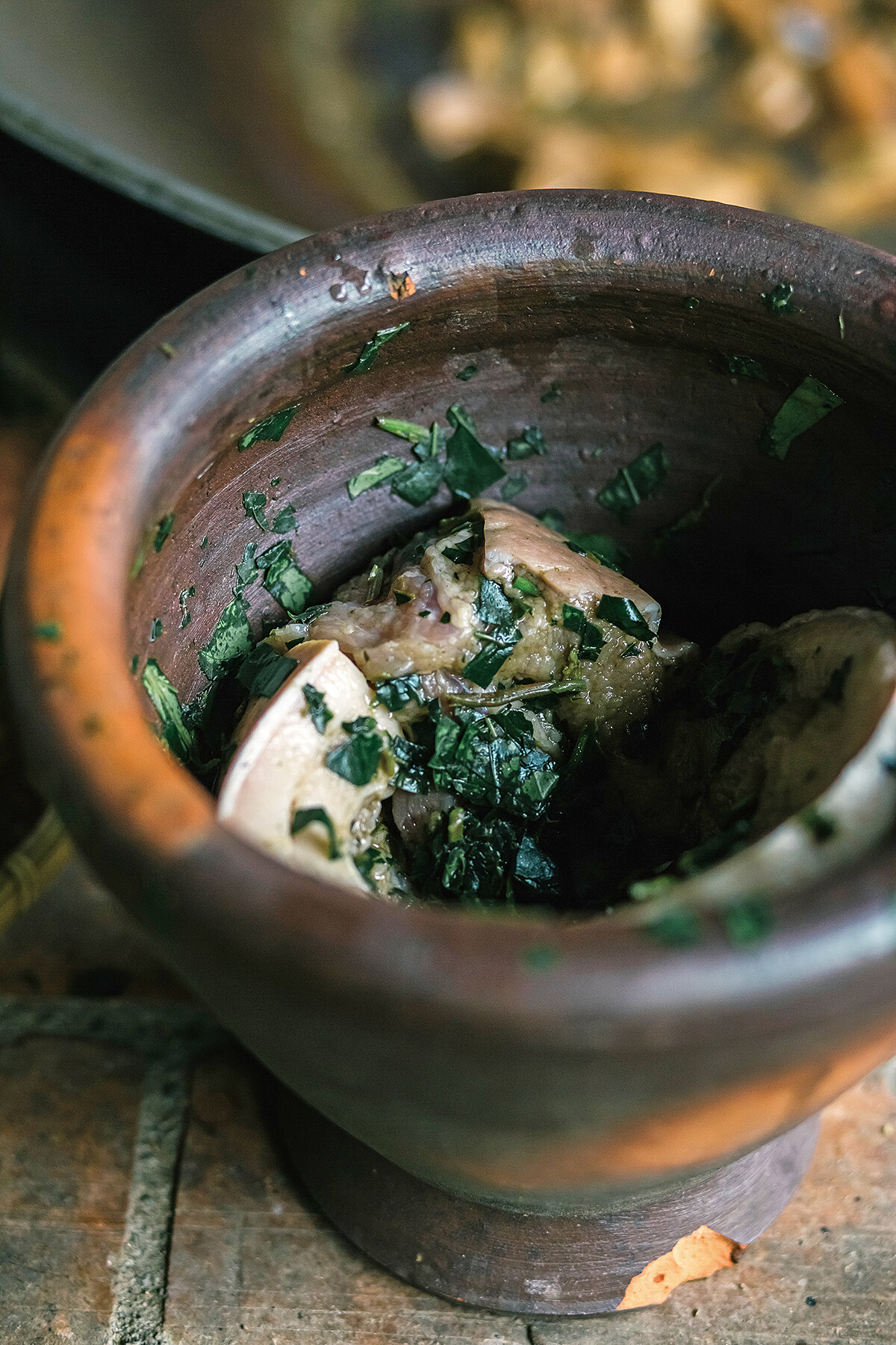 將荖葉當成香料使用，五花肉醃漬入味後待燻烤。