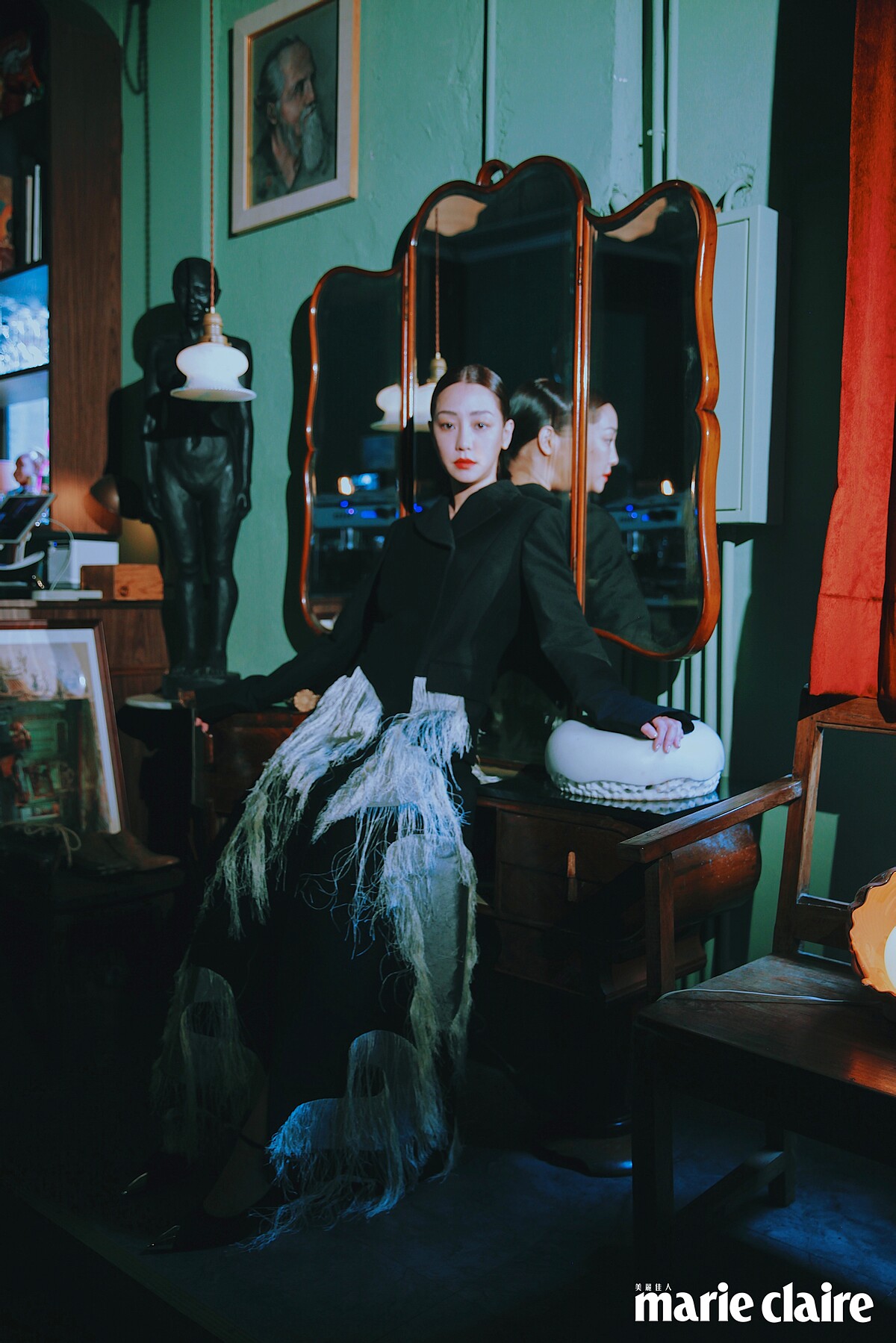 白色流蘇飾長外套，Salvatore Ferragamo；高跟鞋，Saint Laurent。