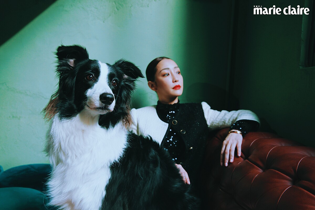 黑色亮片上衣、黑白拼接短外套、牛仔褲，all by Saint Laurent。