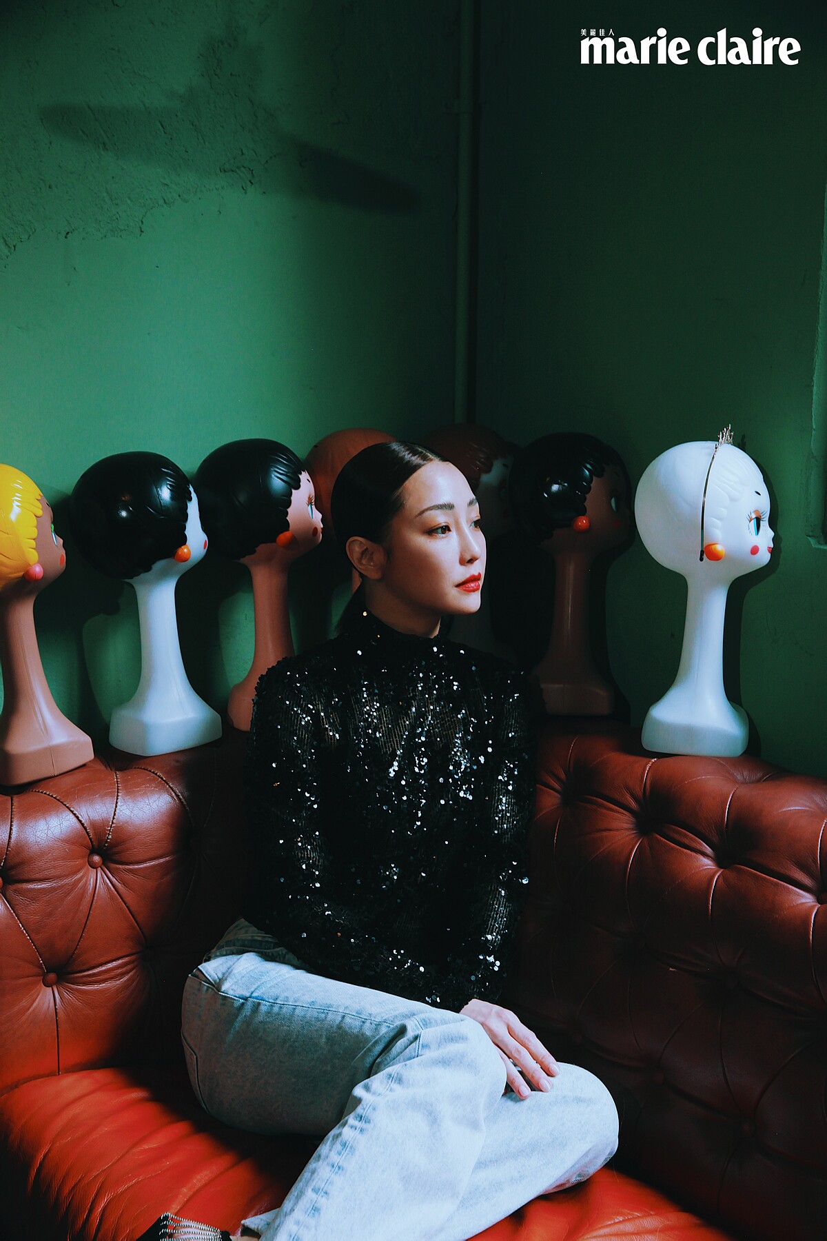 黑色亮片上衣、牛仔褲、高跟鞋，all by Saint Laurent。