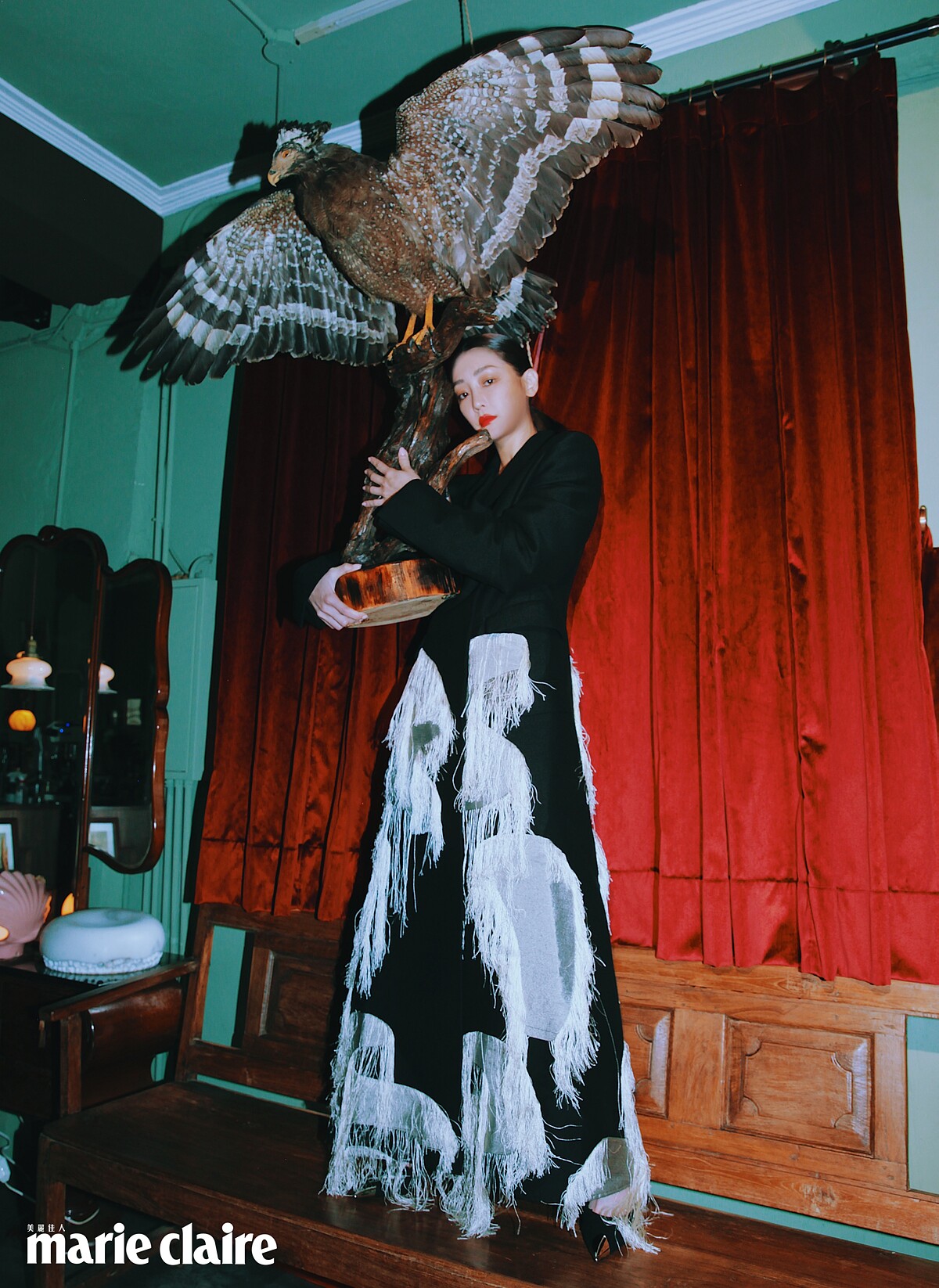 白色流蘇飾長外套，Salvatore Ferragamo；高跟鞋，Saint Laurent。