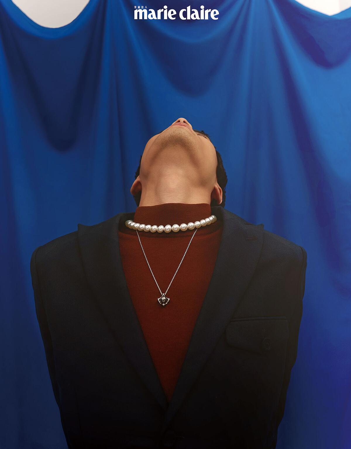 黑色西裝外套，Dior；酒紅色高領針織衫，Sandro；南洋珍珠串鍊、黑珍珠墜鍊，both by Mikimoto。