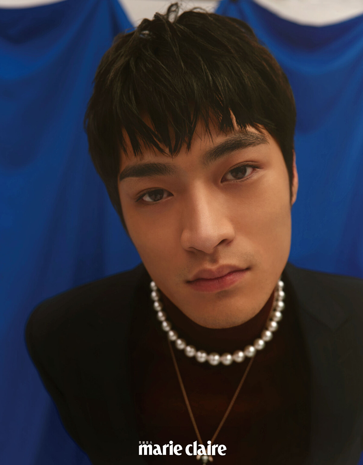 黑色西裝外套，Dior；酒紅色高領針織衫，Sandro；南洋珍珠串鍊、黑珍珠墜鍊，both by Mikimoto。