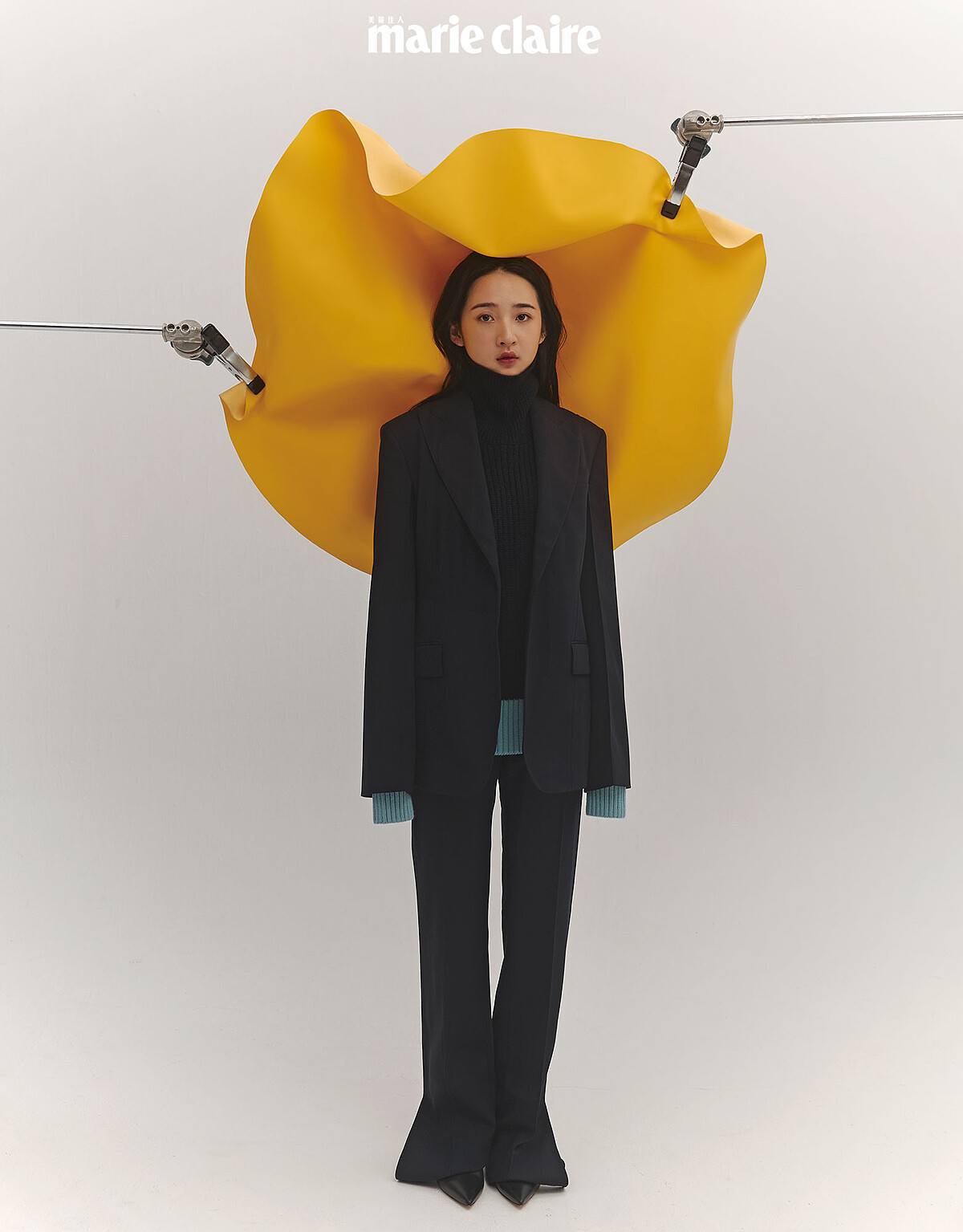 雙色拼接高領毛衣、黑色西裝外套、修身長褲、高跟短靴，all by Boss。