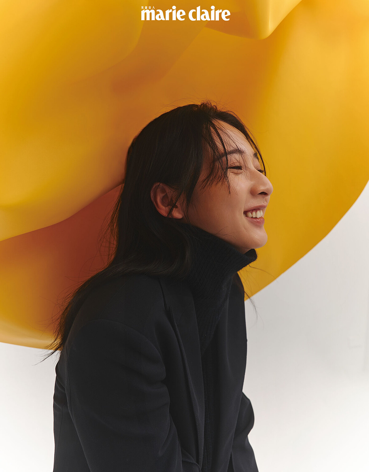 雙色拼接高領毛衣、黑色西裝外套，all by Boss。