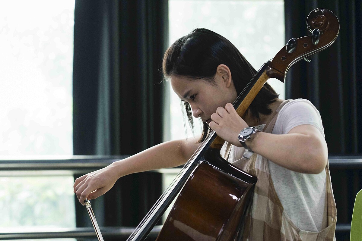 ▲盧以恩演出視障大提琴手相當逼真。（圖 / 公視提供）