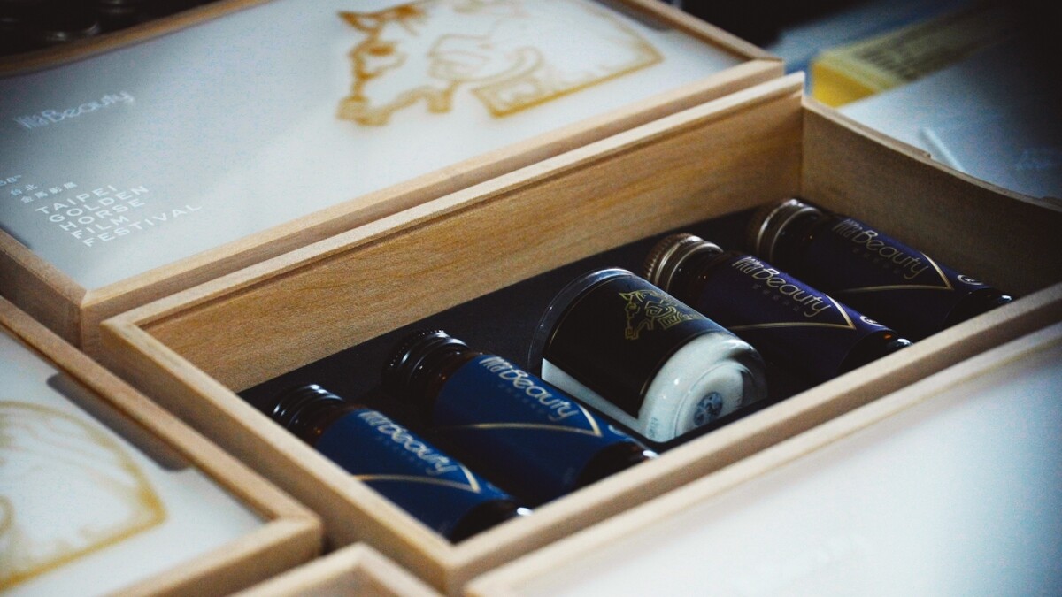 木盒特別邀請台灣傳統工藝師傅選用典藏級索羅門檜木，採全手工製成，祖傳工藝做工細膩繁複，每件收藏品都是職人數十年的功夫累積，永恆品質，獨一無二。