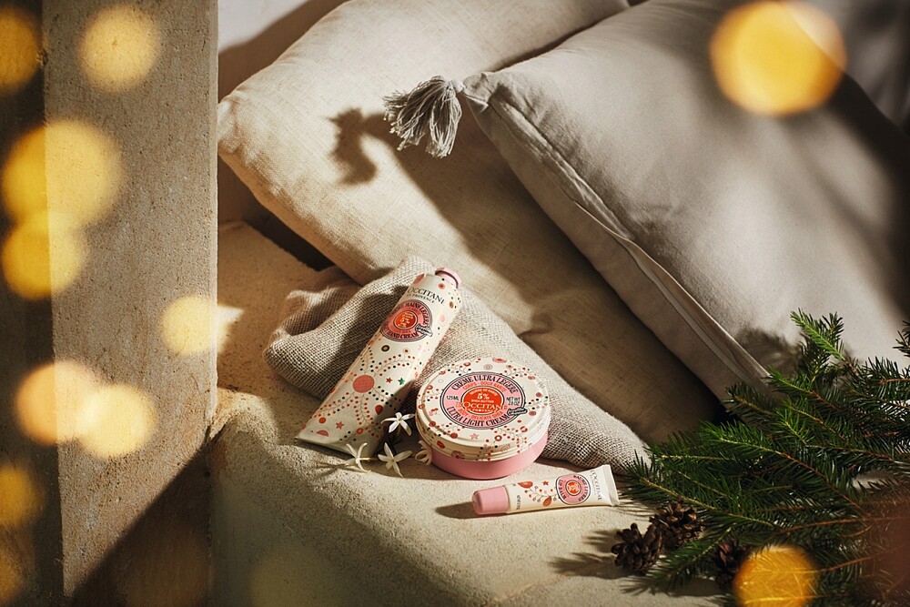 L&rsquo;OCCITANE歐舒丹豐收乳油木雪白花香系列情境照。