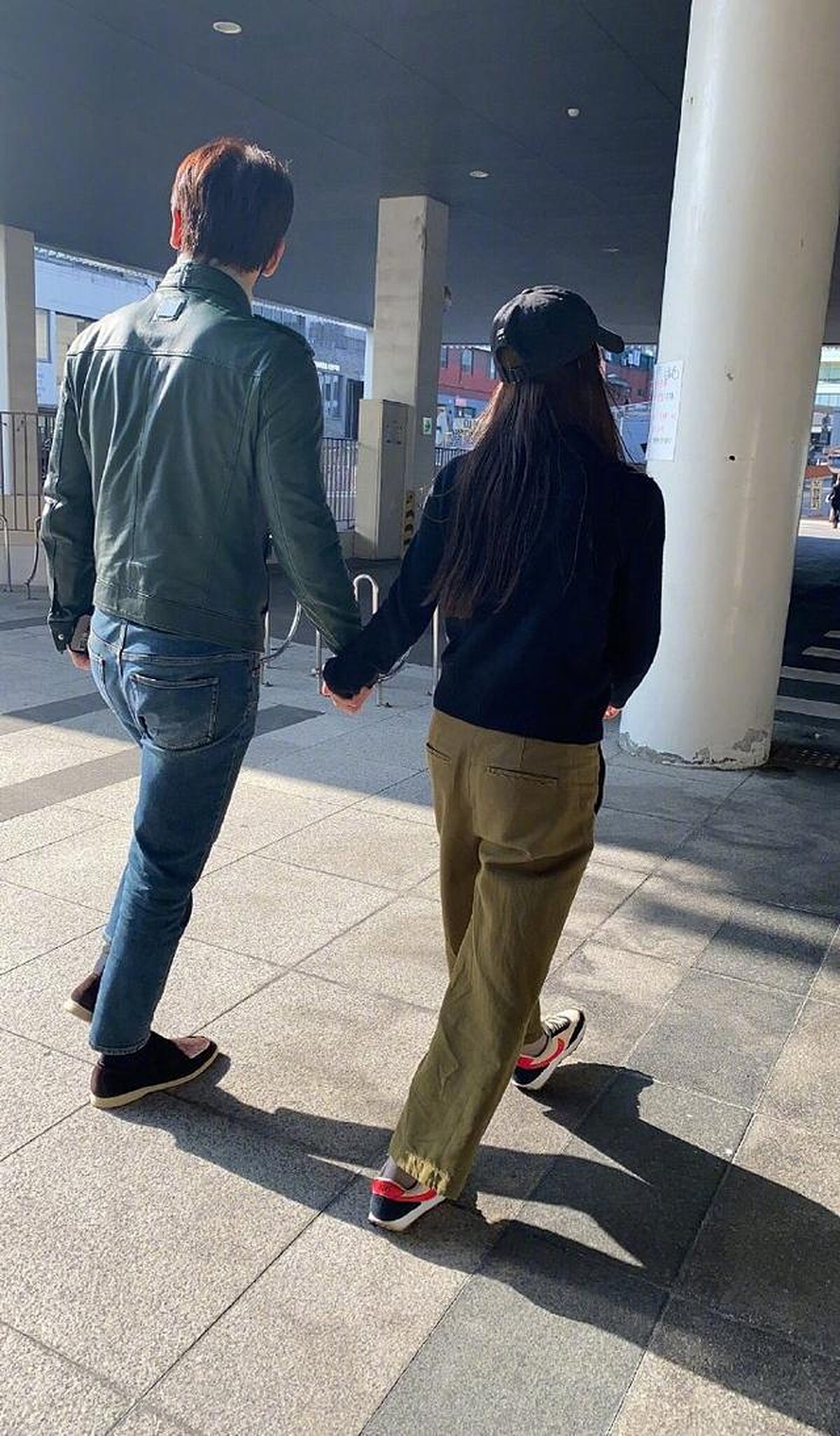 RAIN、金泰希 被捕捉牽手逛街閃到爆！