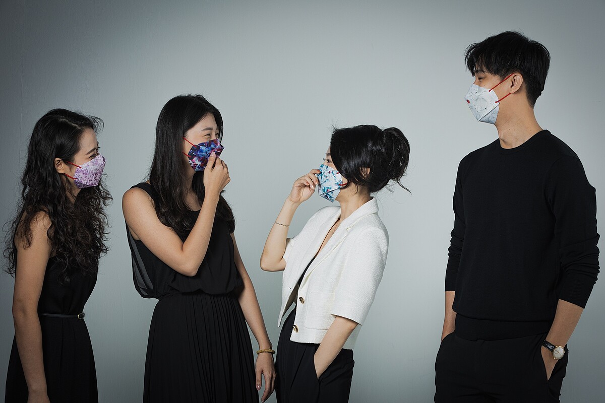  isart Gallery總監Veronica和藝術家們