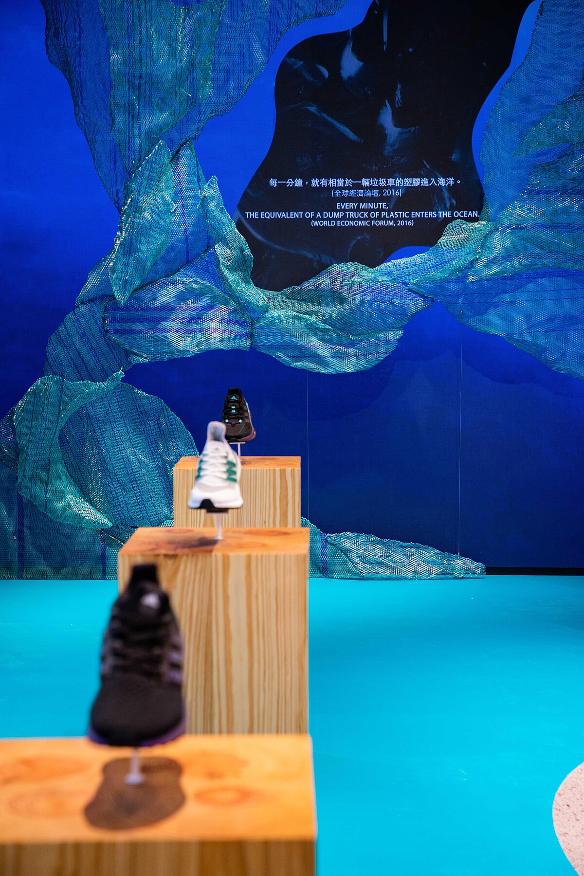 在雕塑品上，還可以看見愛迪達經常使用的三線條紋樣式