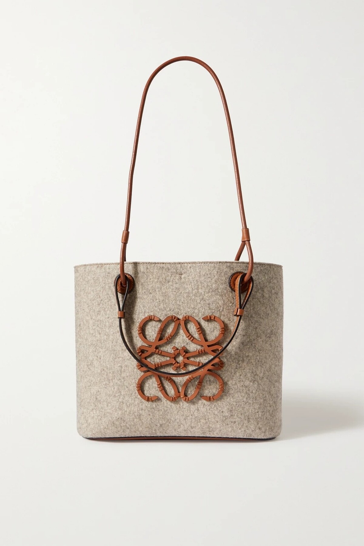 Loewe Anagram托特包，售價約NT$39,787