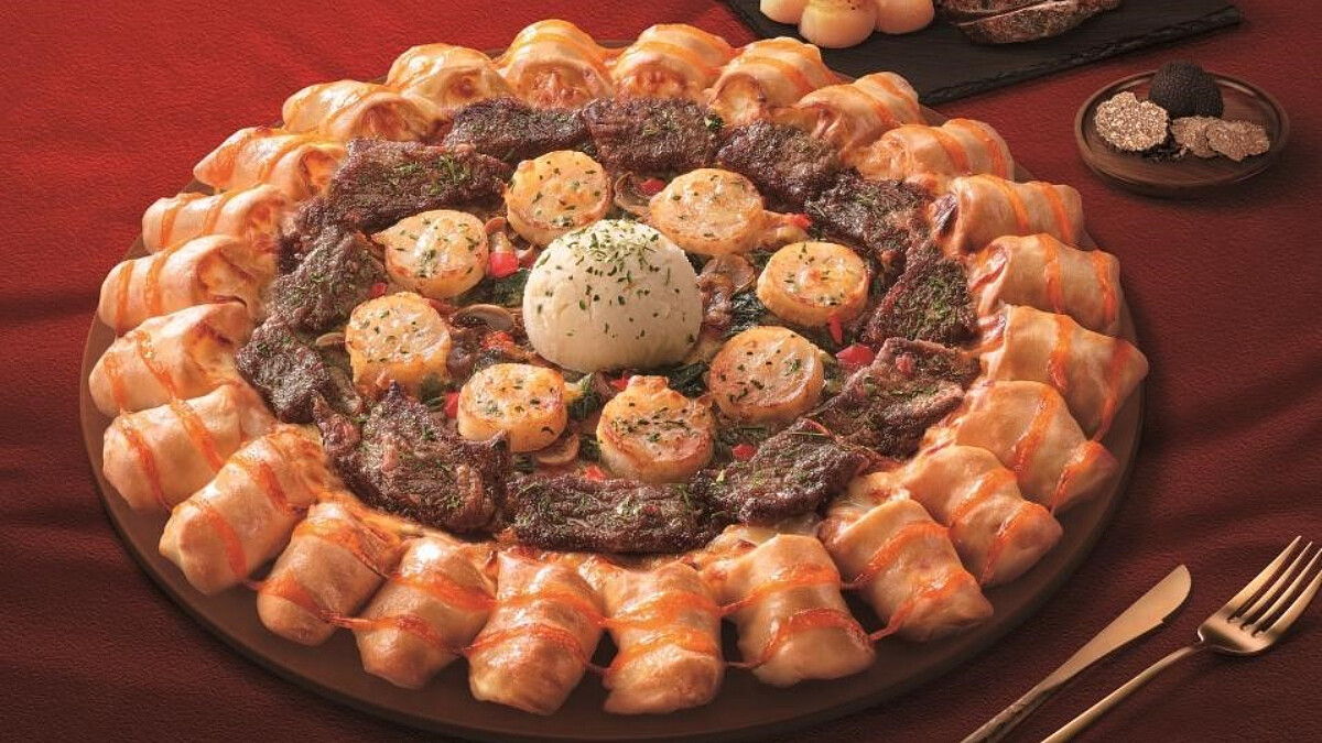 必勝客新口味太豪華！「威士忌牛排干貝比薩」鋪滿6盎司牛排、炙燒干貝超澎湃