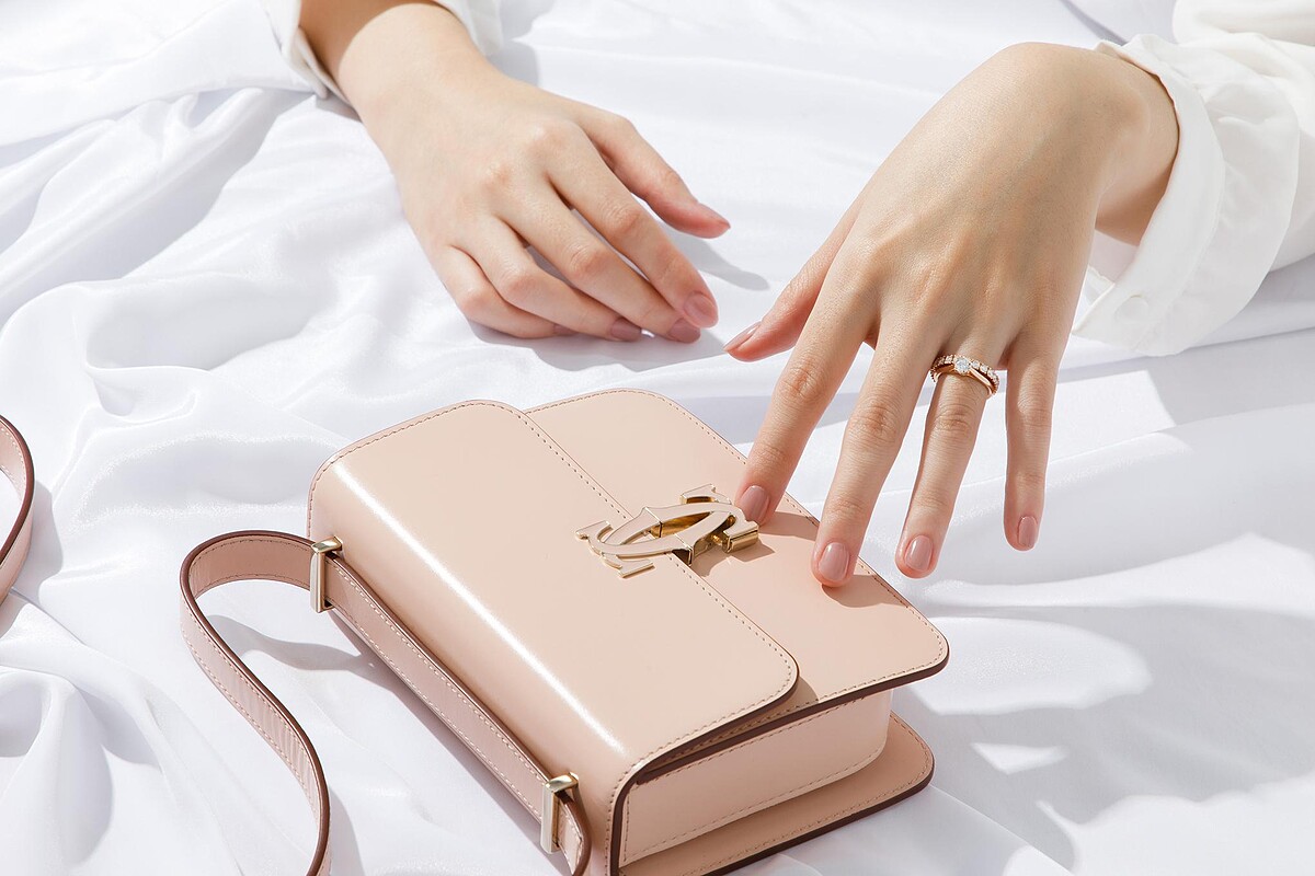 Solitaire 1895系列玫瑰金單鑽戒指(鑲嵌一顆圓形明亮式切割鑽石，並鋪鑲上圓形明亮式切割鑽石)、Cartier Destin&eacute;e系列玫瑰金鑽石婚戒、Double C de Cartier迷你款肩背包(米粉色)。