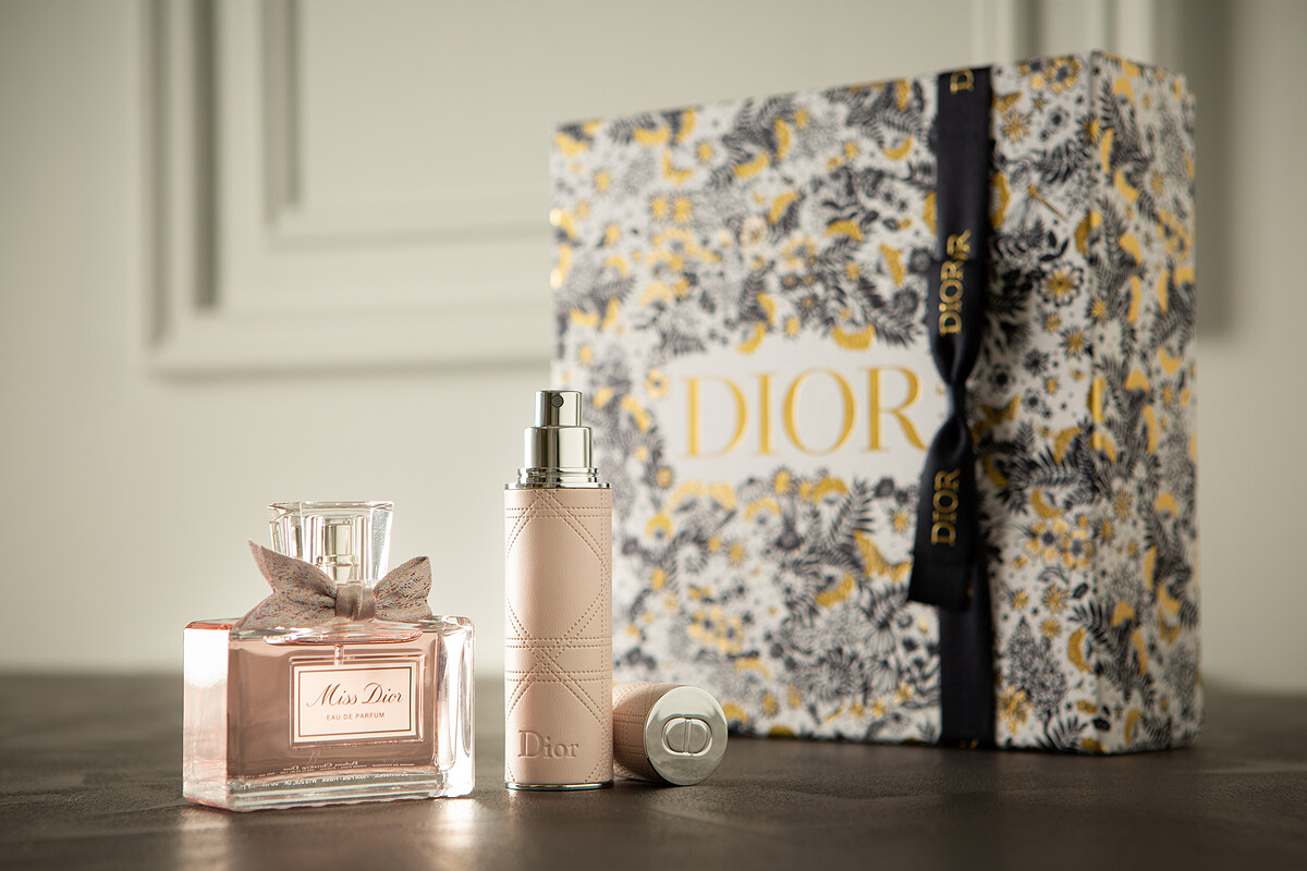 【迪奧Miss Dior香氛隨身旅行組】Miss Dior 香氛50ml (正品)、Miss Dior 隨身香氛瓶10ml。參考零售價：NT$5,200 (數量有限，售完為止)
