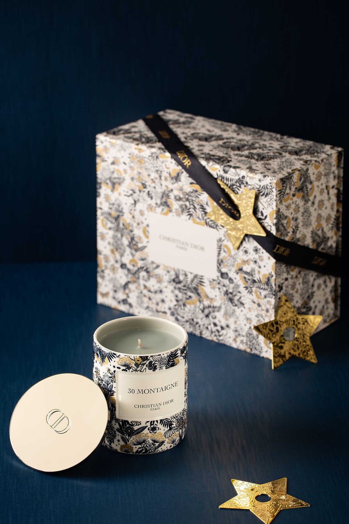 【迪奧香氛世家-蒙田30香氛蠟燭典藏禮盒】 迪奧香氛世家-蒙田30香氛蠟燭250g (正品)、蠟燭保護蓋(正品)。參考零售價：NT$4,300(數量有限，售完為止)