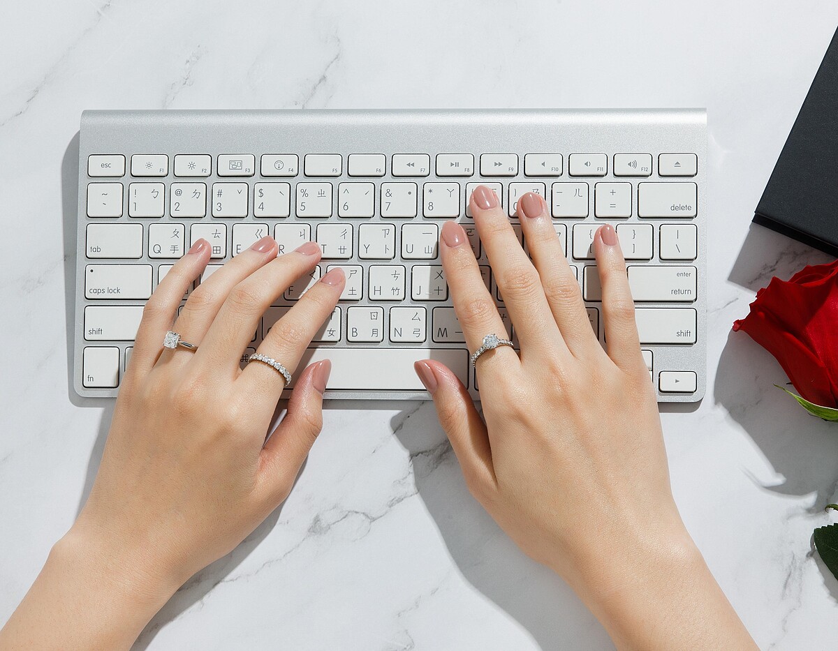 左至右：Solitaire 1895系列鉑金單鑽戒指(鑲嵌一顆枕形切割鑽石)；Destin&eacute;e系列鉑金鑽石婚戒；Solitaire 1895系列鉑金單鑽戒指(鑲嵌一顆圓形明亮式切割鑽石，並鋪鑲上圓形明亮式切割鑽石)，11月起推出小克拉數選擇。