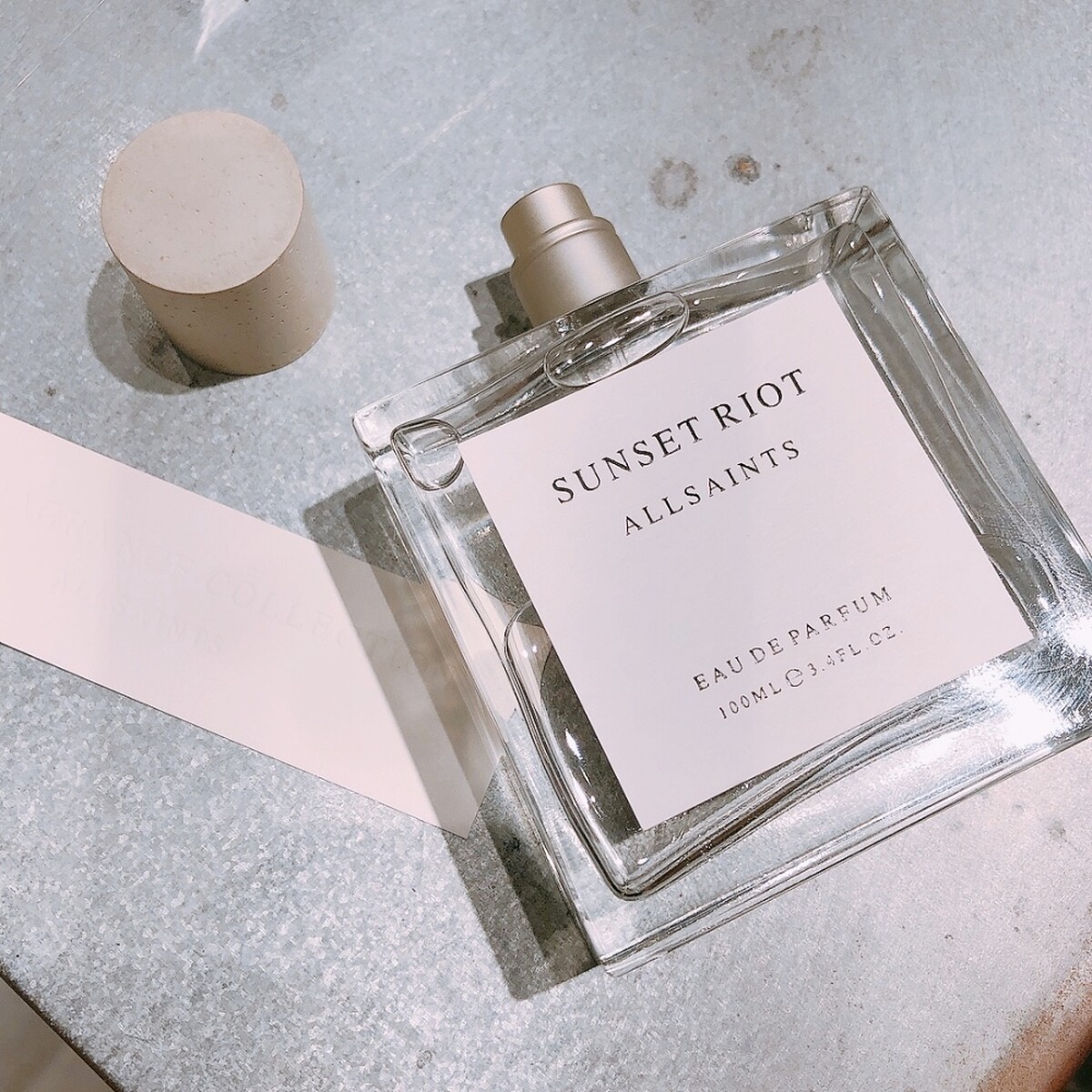 AllSaints同名中性淡香精方正瓶身搭配混凝土瓶蓋,屬於工業風設計。