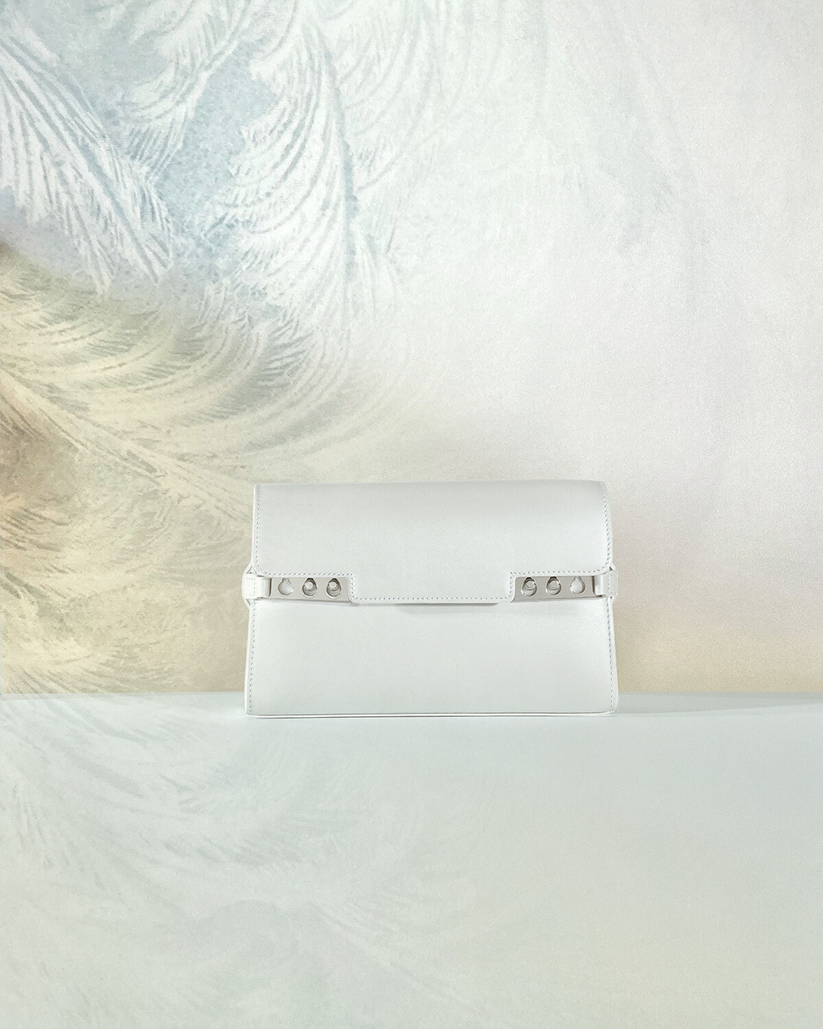 DELVAUX 光亮白手拿包，NT79,900。