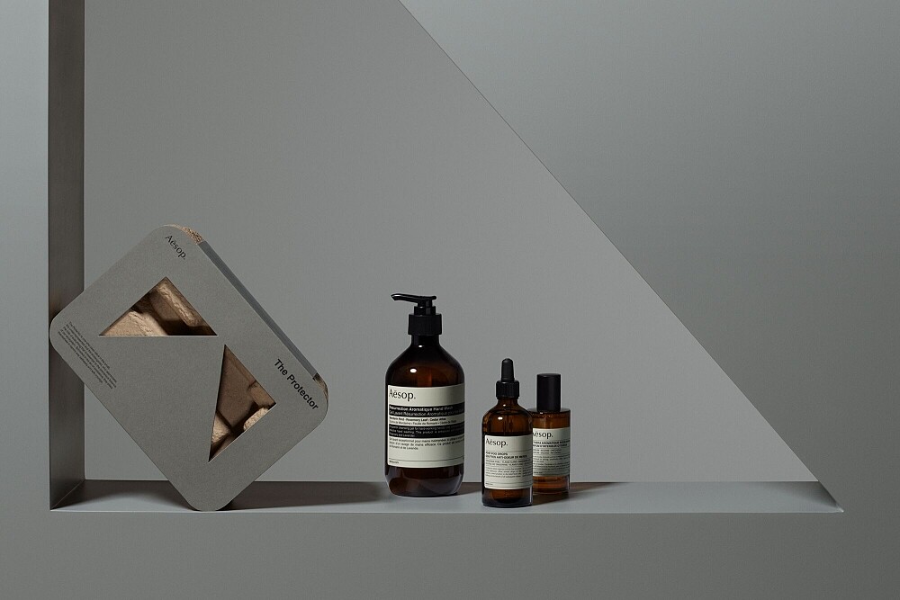 Aesop 2021-2022年度禮盒The Protector守護者(賦活芳香手部清潔露500ml、廁後點滴100ml、塞西拉芳香室內噴霧50ml)，NT2,900
