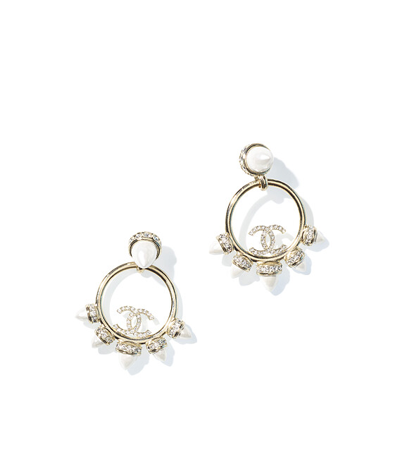 金屬水晶鑲飾高級樹脂雙C Logo耳環，NT$38,600