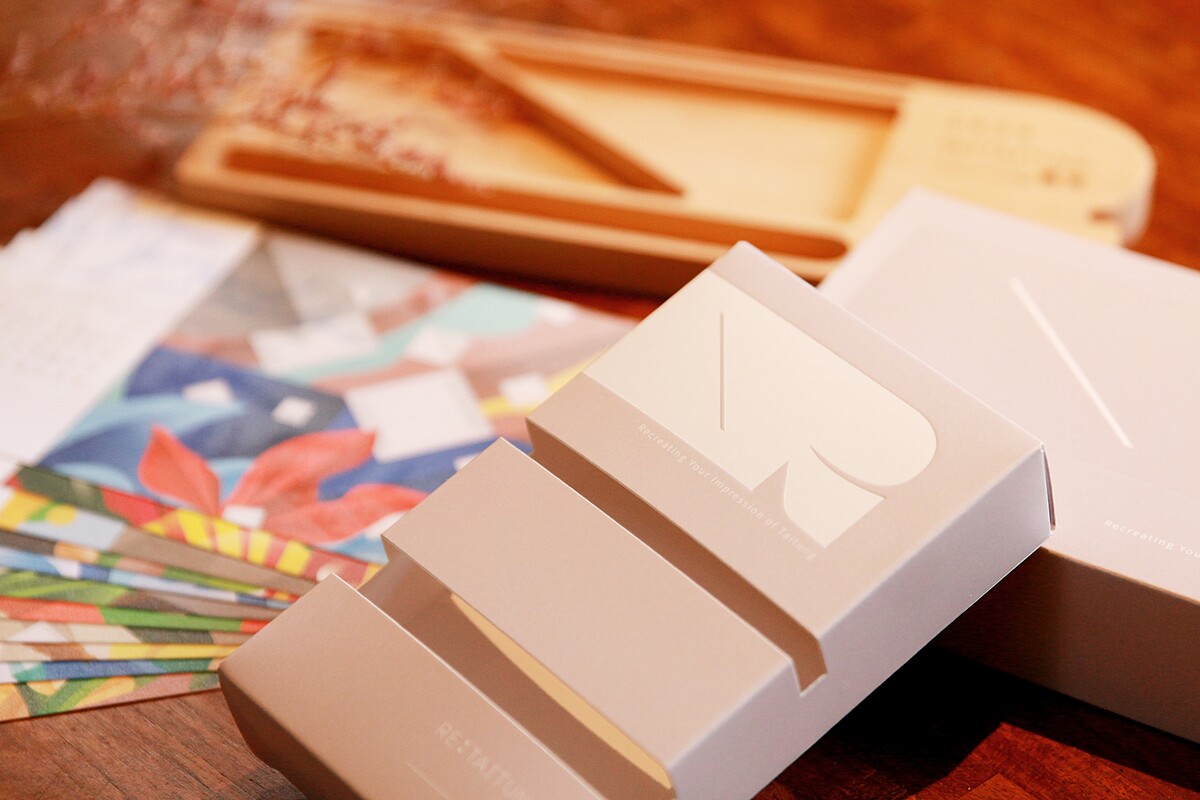 2022年臺東形象月曆精心設計的盒體本身則可做為手機支架與月曆展示功用，讓重複利用與便於使用的性能不減。